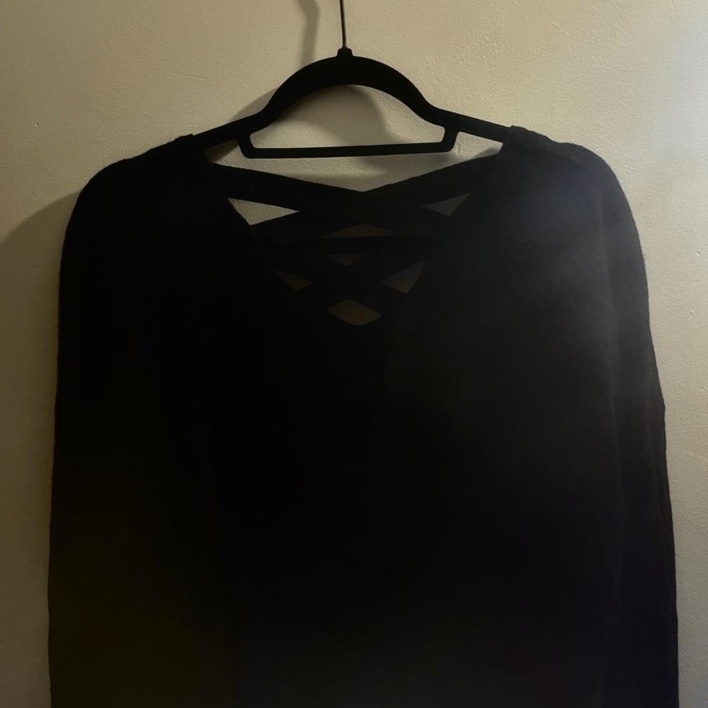 Cropped V-neck black sweater.
